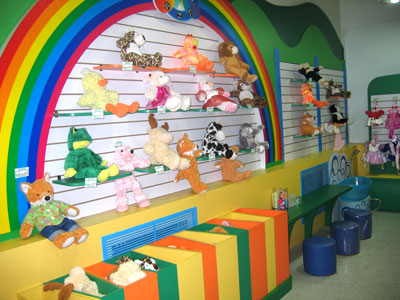 图为：汪涌在动物园的专卖店