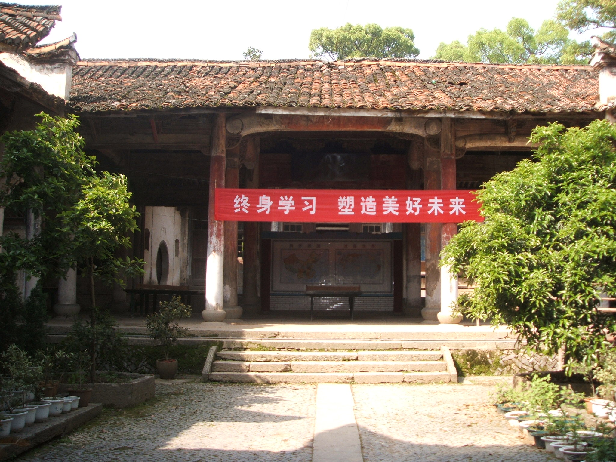 站在下堂观看上堂