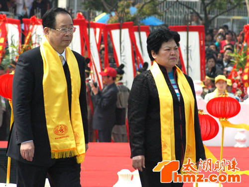 全国政协副主席张怀西先生携夫人吴雪珍女士向泰伯像敬献花篮