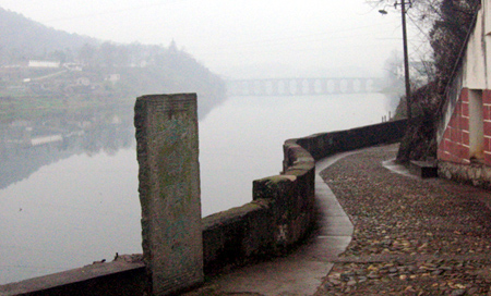 歙县　新安古道上的“李白问津处”，远处的长桥即著名的太平桥
