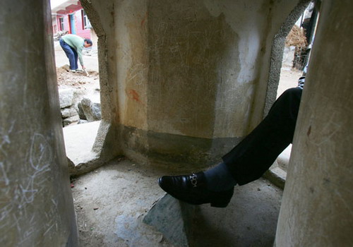 踏在“三省石”上体验“一脚踏三省”的感觉