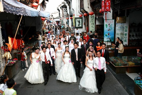 &nbsp;  10月5日，来自全国各地的15对新人畅游安徽黄山市屯溪老街，感受徽州古韵。据悉，新人们将在黄