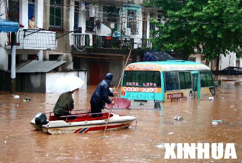 5月9日，黄山市一居民区外的街道严重积水。