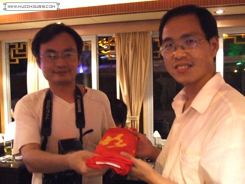 故园徽州的创办者之一新安老童生（左）把《故园徽州》徽旗移交下届主办地“古徽州”婺源县由“徽文化网络旅