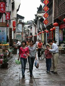 屯溪老街游人如织