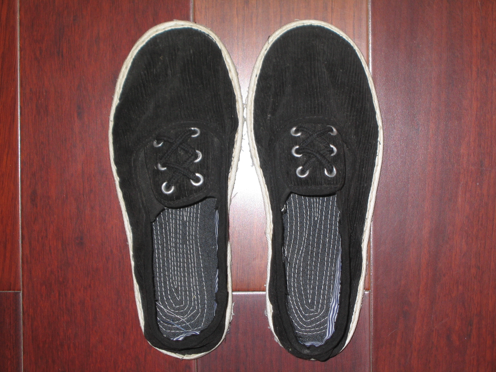 这样品还未曾楦过，鞋面还未成形。