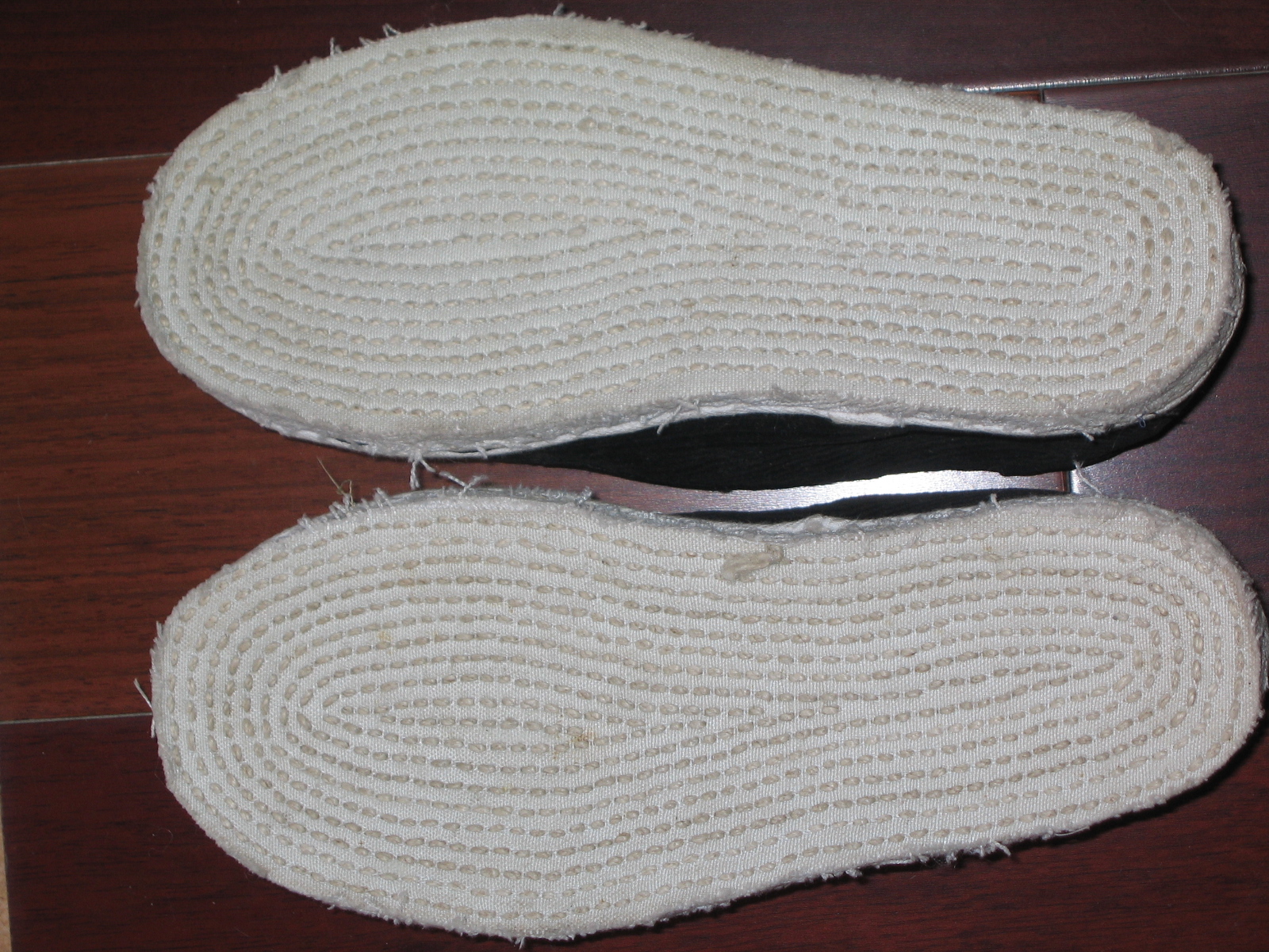 一针一线纳的鞋底，纳一只底需要一个工夫。线是麻线，磨断了，千曾底也不会分层。