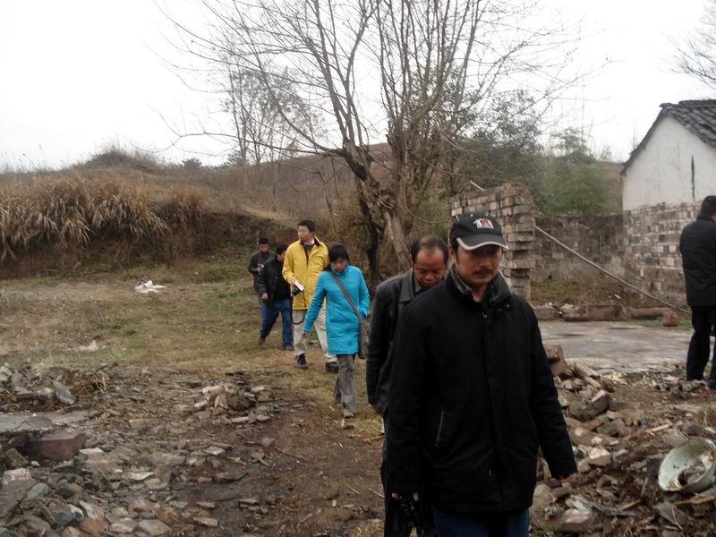 汪延在汪局长等陪同下在墓祠遗址