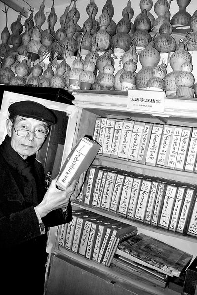 汪金陵在整理档案