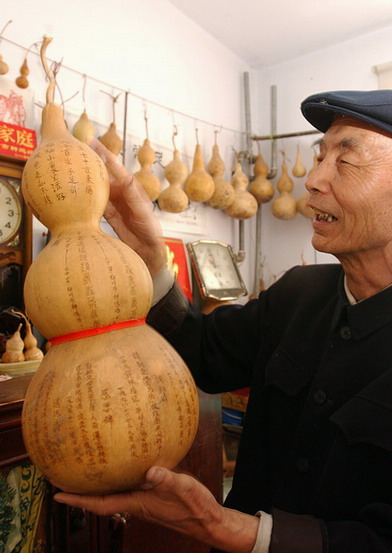 汪金陵老人的家里到处都是葫芦，每一件葫芦作品都有一段故事。