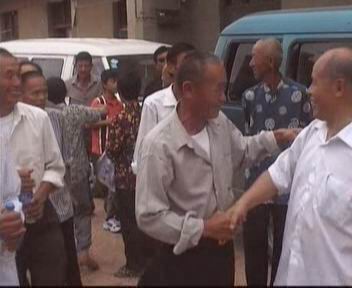 分隔多年的手终于又握在一起了