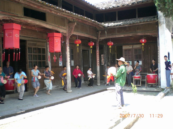 女子腰鼓队在迎接!