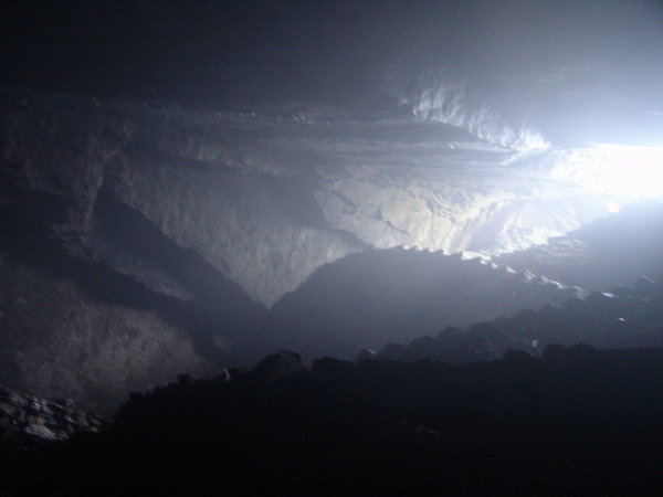 可容纳１０００多人的乌龙洞向外看到光线