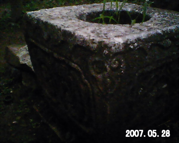 石头上有许多雕刻--很不错!