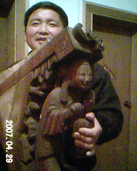 党员汪日振和他自己雕刻的作品--文曲星牛腿