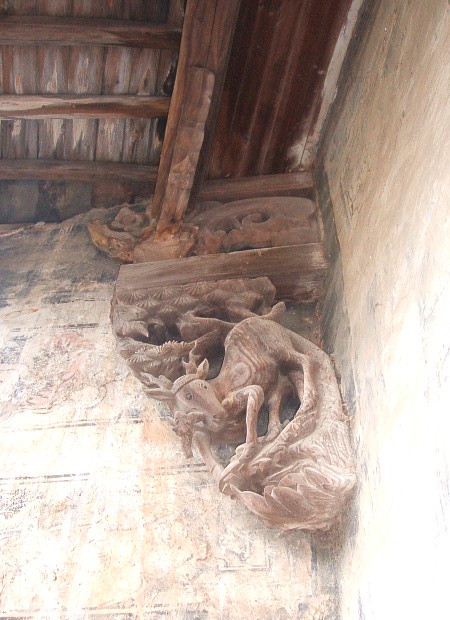 大门的一对木雕--前几天差点被偷-头被敲坏--现在粘上了