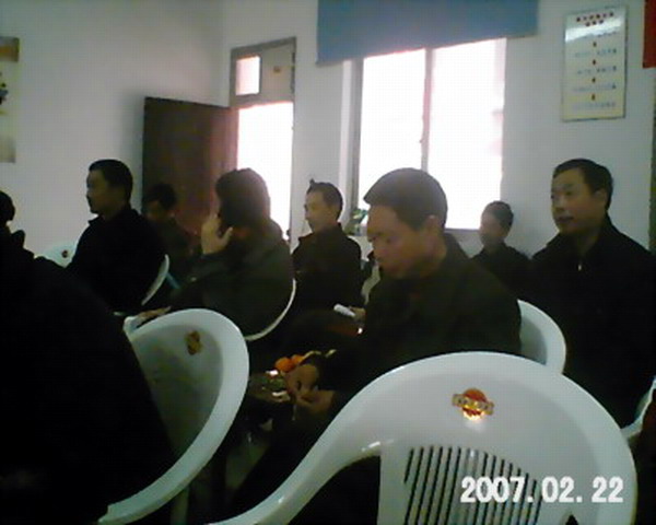 许多党员在共同探讨村里的发展之路－比较艰辛的路