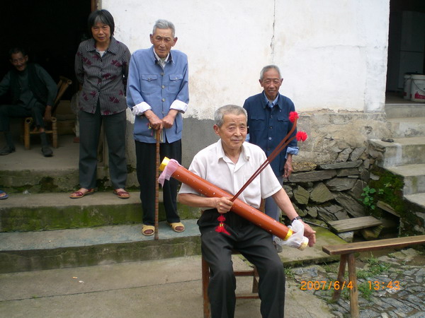 老年人在津津有味的唱道情