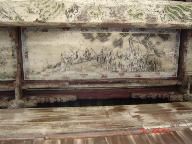 灵位牌间门顶的彩绘图1