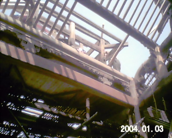 4-5个专业的木工师傅在屋面非常小心的铺板