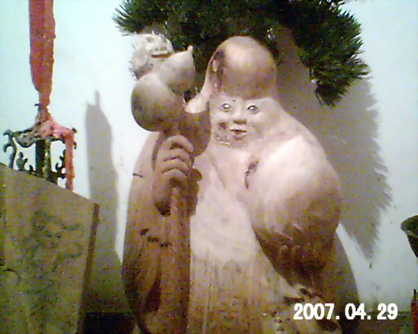 一块樟树根被汪日振用小刀变成为很有内涵的老寿星