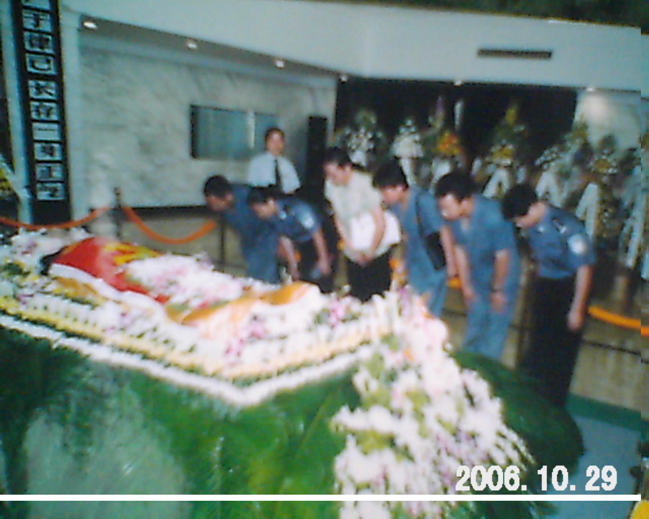 同事们个个伤心感慨