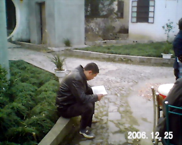 在阅览室里学习的先进也很多