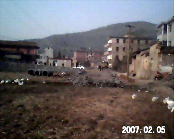 这条从48省到直插村中心的8米大路工作非常艰巨