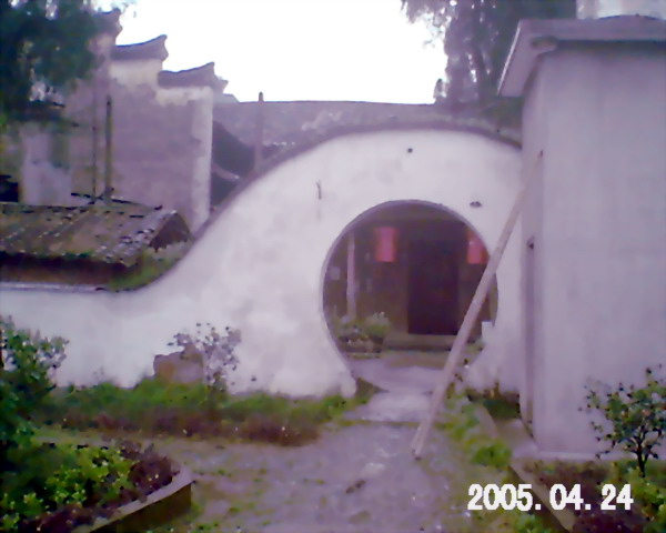 圆门里面是最初建的徽派富户建筑