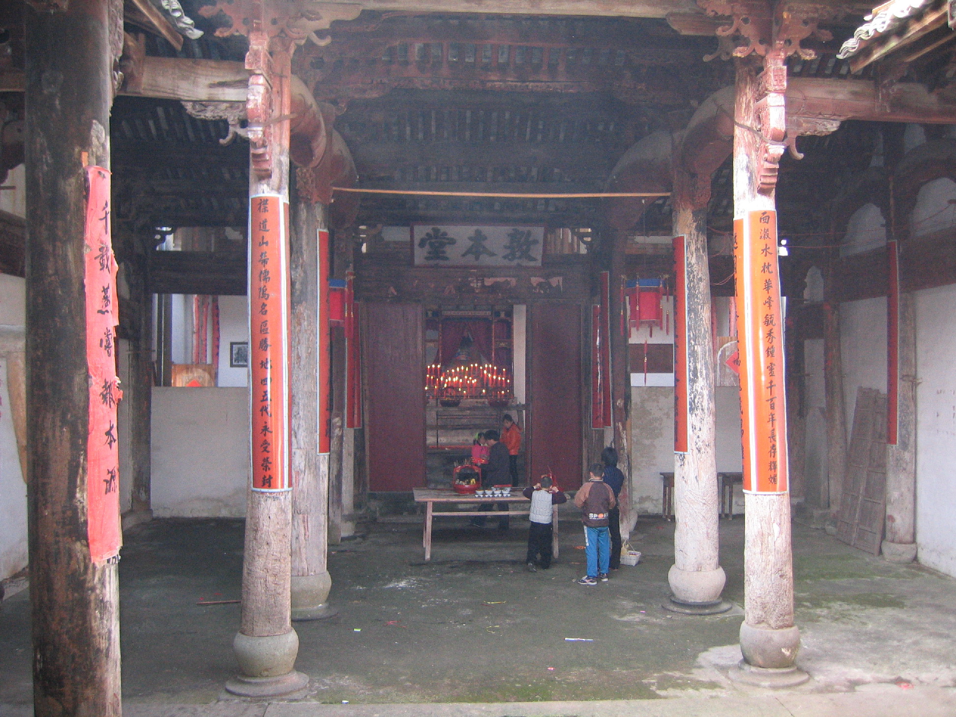 祠堂中进，有清华大学建筑系教授来考察古建筑，看了祠堂柱石，认为是建于清朝，但是家谱记载确是明末建的。