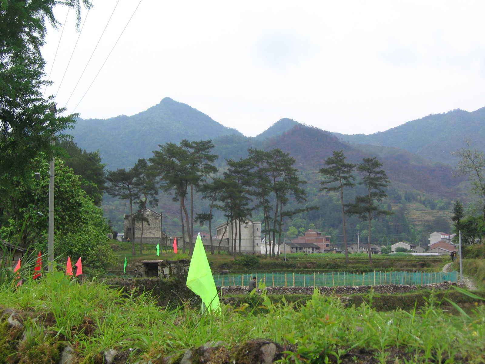 祖上卜居之地为莲花形，这四周的山就是莲花的花瓣。