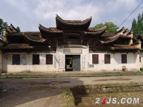 祠堂共１５００平方米的正面