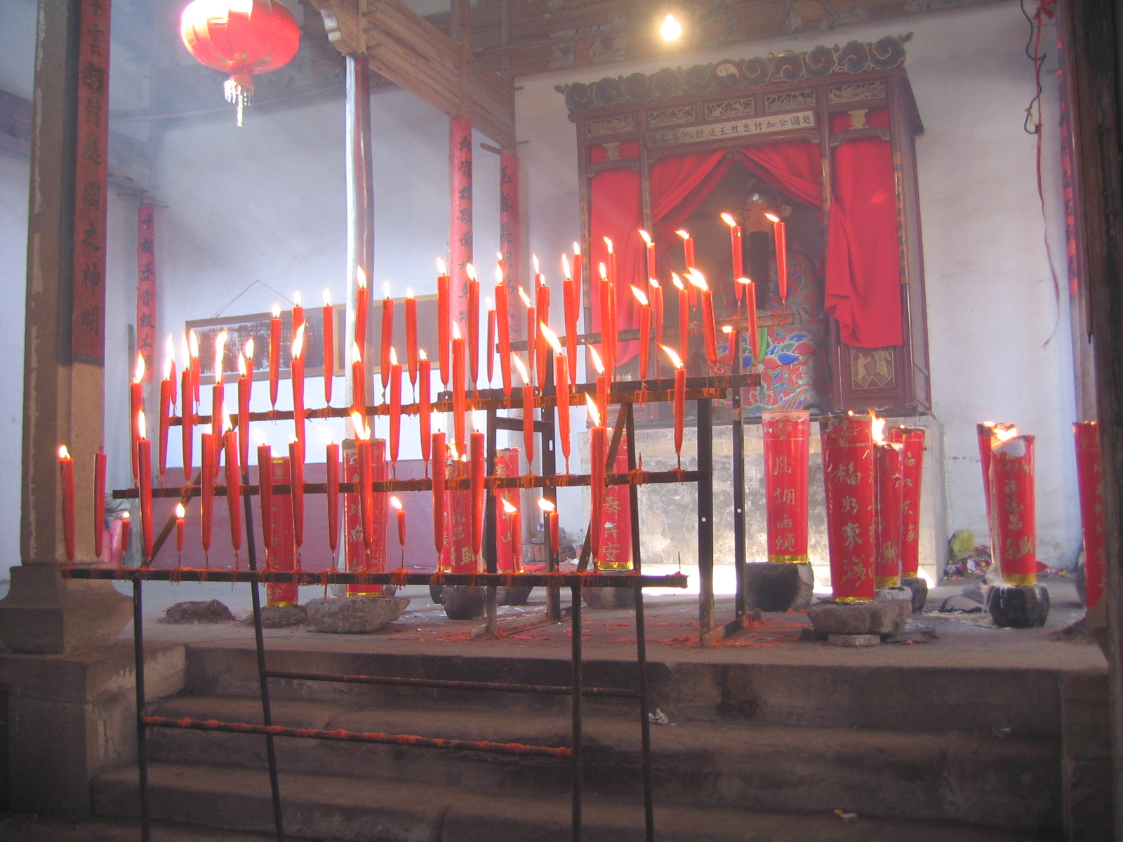 越国公塑像前的大蜡烛，最大的一对有50公斤之重，可点8天时间之多。