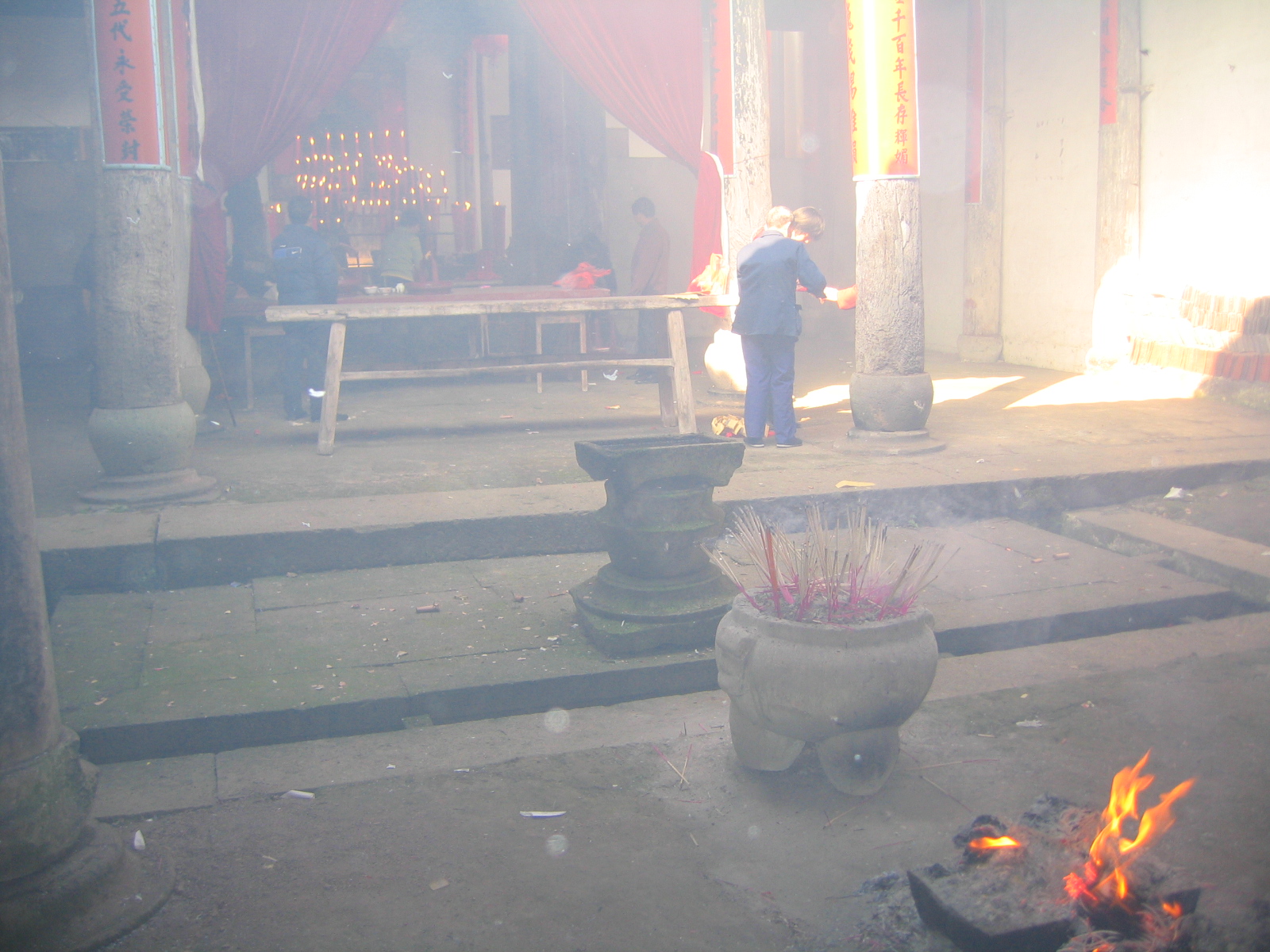 石头打的香炉估计也岁数不小。