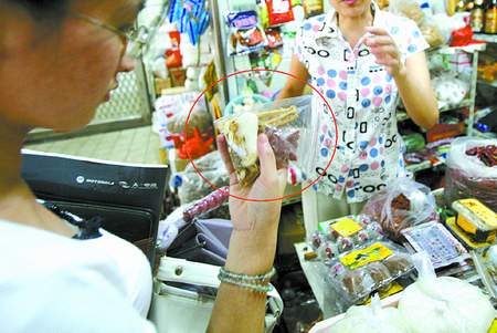 昨天下午，记者来到兴文里农贸市场，在一摊位见到改换了包装的“三两半”营养炖品。