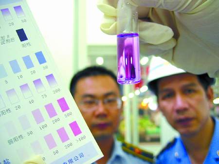 工商检测点人员从三处摊点抽查的“三两半”中，检测出二氧化硫严重超标。赵用 摄 &nbsp;