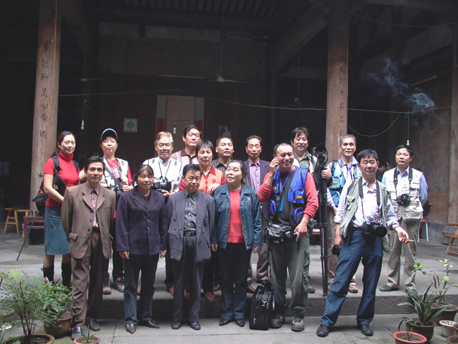 部分记者在大厅与汪氏子孙合影