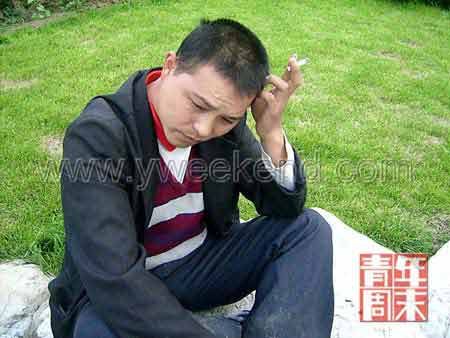 与500万擦肩而过后，汪亮解的习惯动作是烟不离手，挠他的板寸头