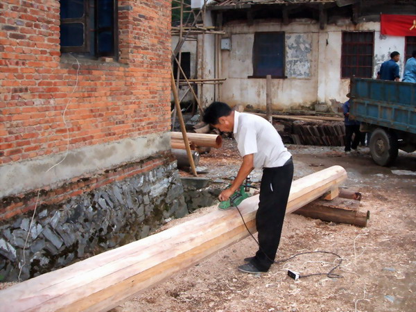 木工师傅在开大梁