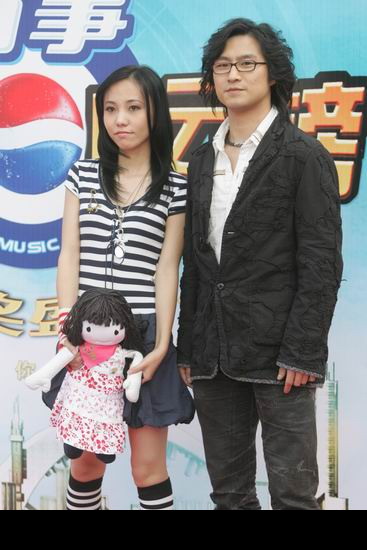 曹方带上娃娃与汪峰共同亮相红地毯