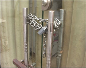 纪委白天黑夜不定时地检查，让整个县城的高档餐饮行业心惊肉跳，在城中心，记者发现县城里相继关门的酒店有