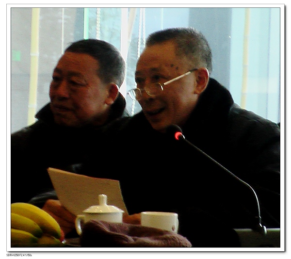 左为编委会主任汪衍清右为主持人汪根财