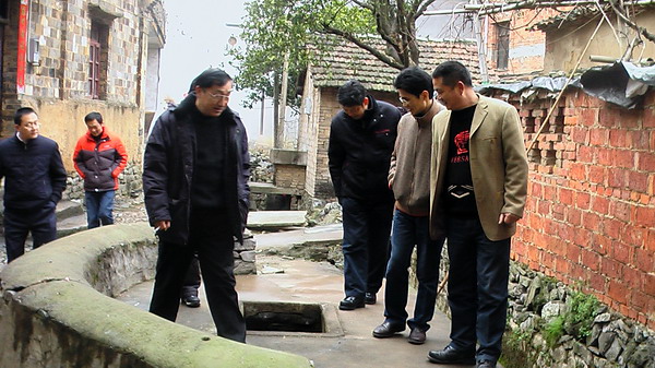 查看古井---看看村民饮用水