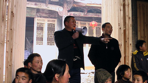 拔河比赛的现场总指挥站的高看的远