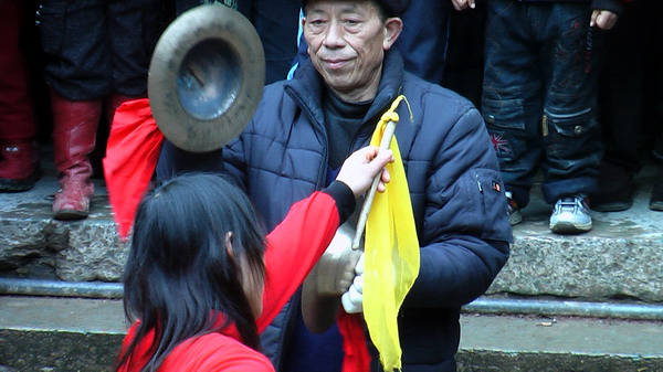 腰鼓队的叉指挥容不的差错哦!