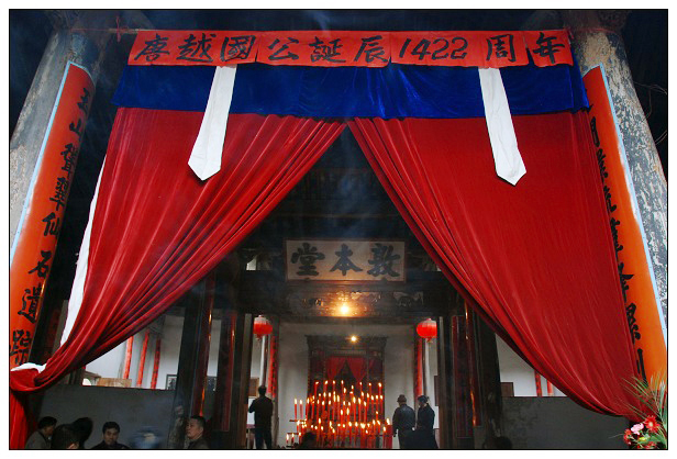 这次汪山聚会得知，敦本堂里所有柱子上的楹联都出于胜忠本家的手笔，没想到胜忠本家的书法有这样的功底。不