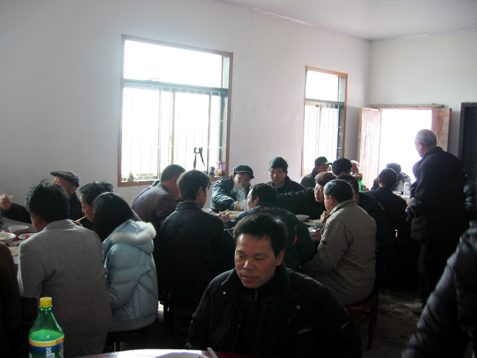 宗亲们边吃边交流。