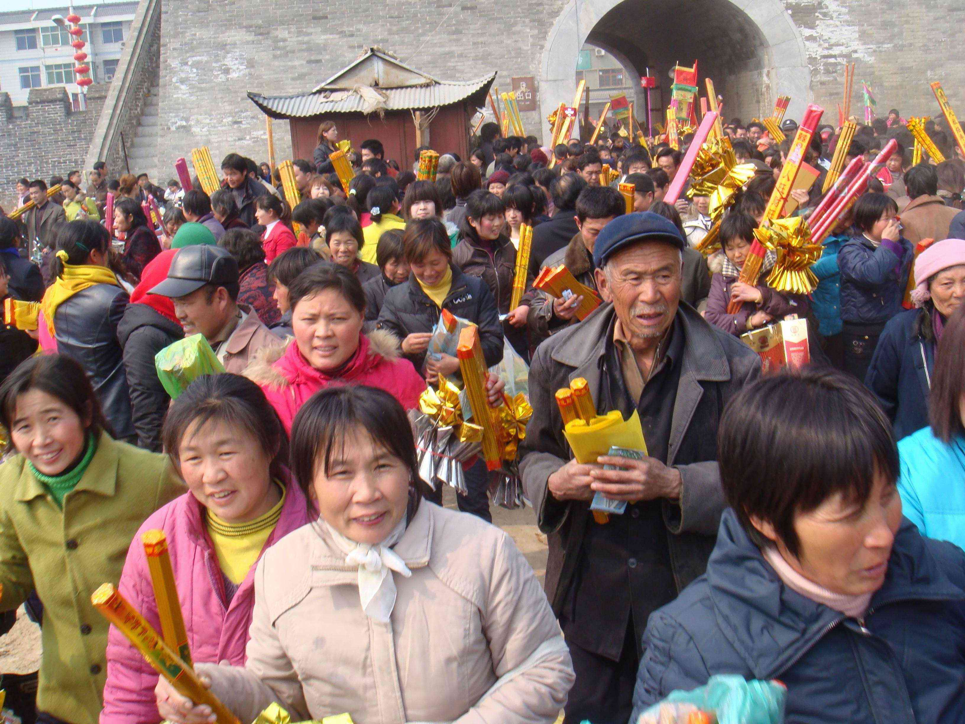 纷至沓来的人群