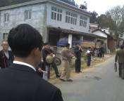 柴阁村口 迎接的队伍