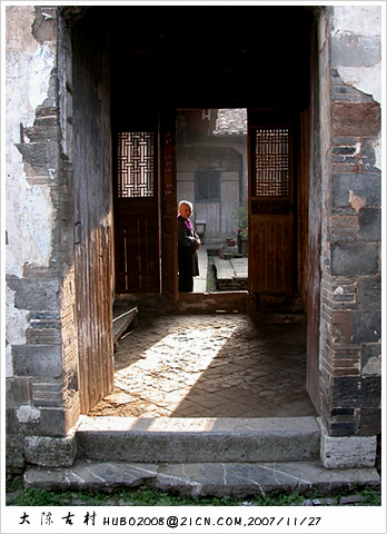 大陈古村守侯老房子的老人